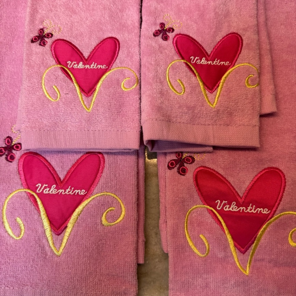 NWOT!! Valentine Heart Embroidered Towels set of 4. Only used for decoration 🩷